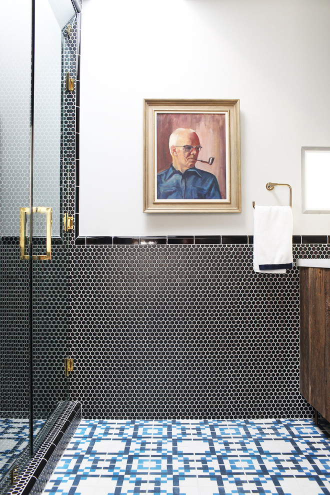 Cette image montre une salle de bain principale design en bois vieilli de taille moyenne avec un placard à porte plane, un plan de toilette en quartz modifié, une douche d'angle, un carrelage bleu, des carreaux de béton et un mur gris.