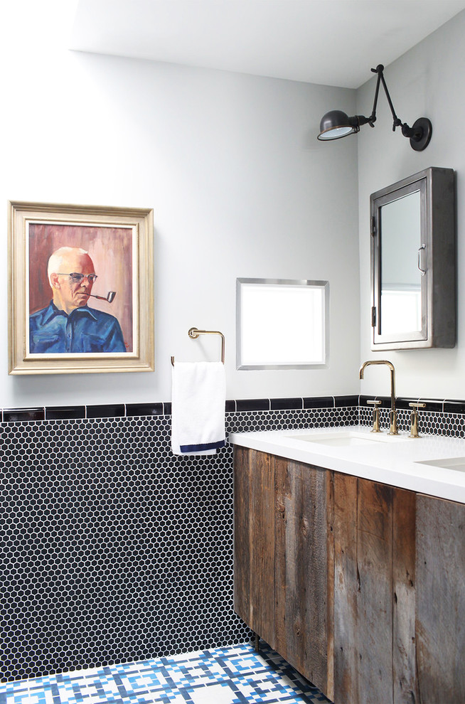 На фото: главная ванная комната среднего размера в современном стиле с врезной раковиной, плоскими фасадами, искусственно-состаренными фасадами, столешницей из искусственного кварца, черной плиткой, цементной плиткой, серыми стенами и бетонным полом с
