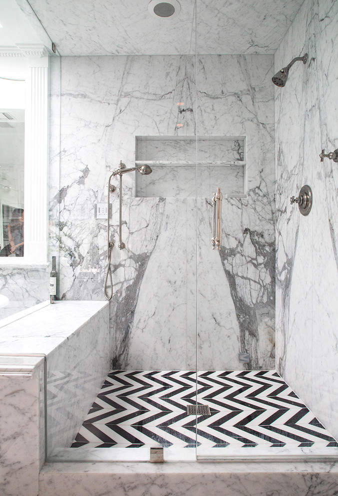 На фото: большая главная ванная комната в классическом стиле с плиткой из листового камня и мраморным полом