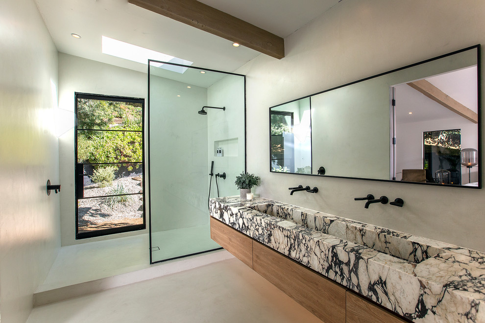 Immagine di una stanza da bagno contemporanea con ante lisce, ante in legno scuro, doccia alcova, lavabo rettangolare, pavimento grigio, doccia aperta e top multicolore