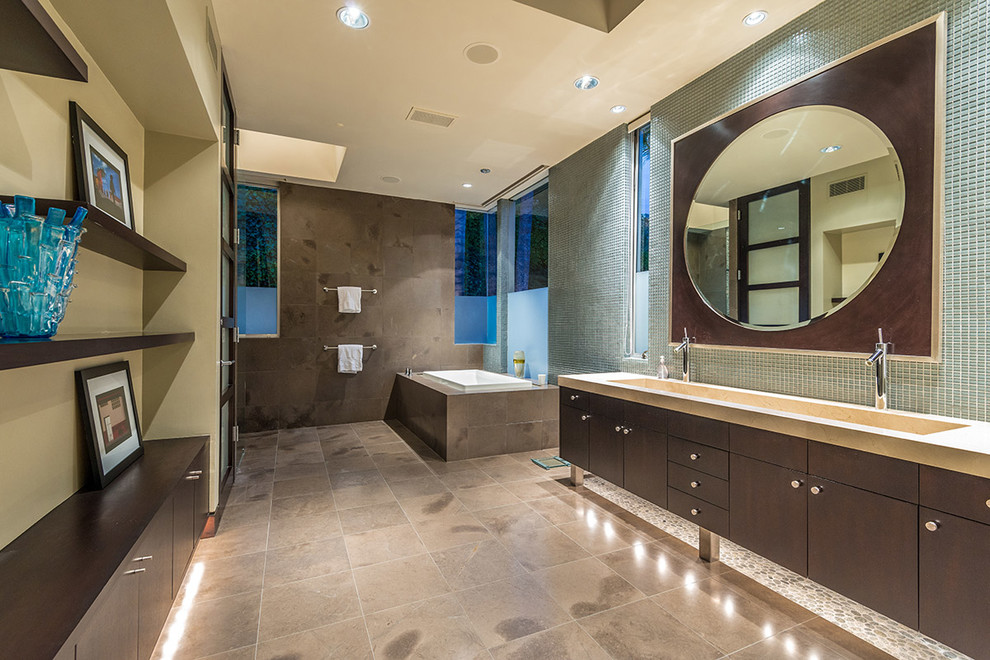 Идея дизайна: огромная ванная комната в современном стиле с плоскими фасадами, темными деревянными фасадами, зеленой плиткой, плиткой мозаикой и раковиной с несколькими смесителями