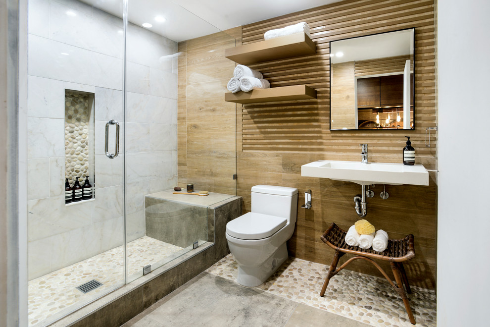 Foto di una stanza da bagno con doccia contemporanea di medie dimensioni con ante bianche, WC monopezzo, lavabo rettangolare, top in cemento, pavimento grigio, porta doccia a battente e top bianco