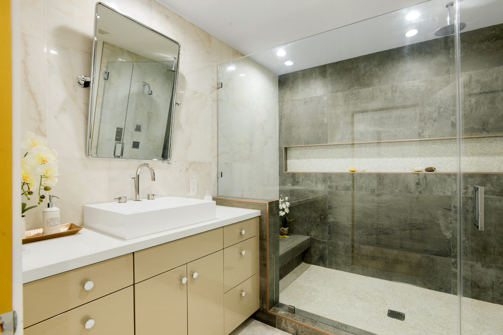 Foto på ett mellanstort funkis vit badrum för barn, med släta luckor, en toalettstol med hel cisternkåpa, flerfärgad kakel, marmorkakel, marmorgolv, ett fristående handfat och dusch med gångjärnsdörr