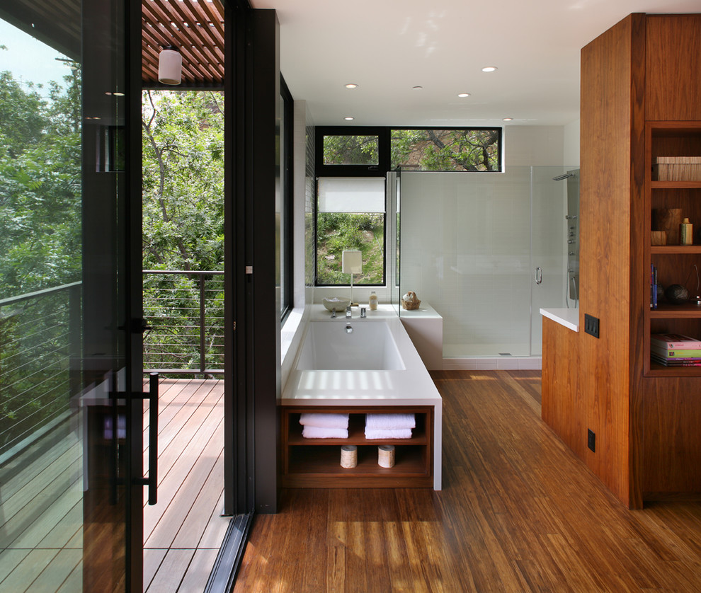 Imagen de cuarto de baño minimalista con ducha empotrada y puertas de armario de madera oscura