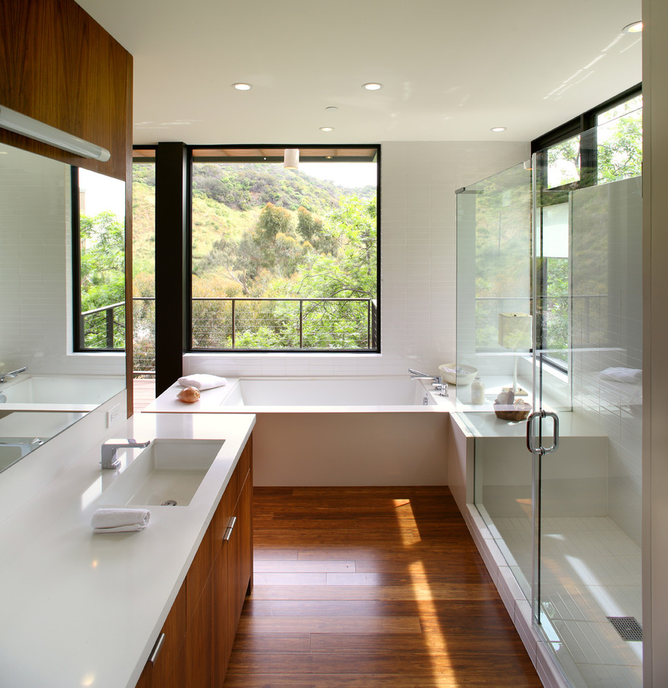 Aménagement d'une salle de bain moderne avec un lavabo encastré.
