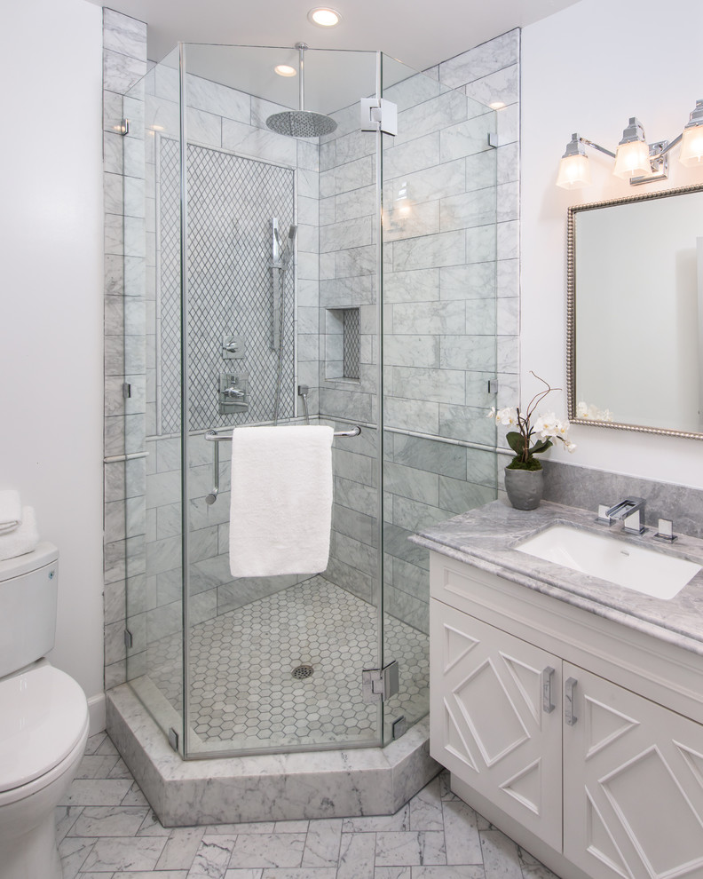 Modern inredning av ett mellanstort grå grått badrum med dusch, med vita skåp, en toalettstol med hel cisternkåpa, grå kakel, vit kakel, marmorkakel, vita väggar, marmorgolv, ett undermonterad handfat, marmorbänkskiva och grått golv