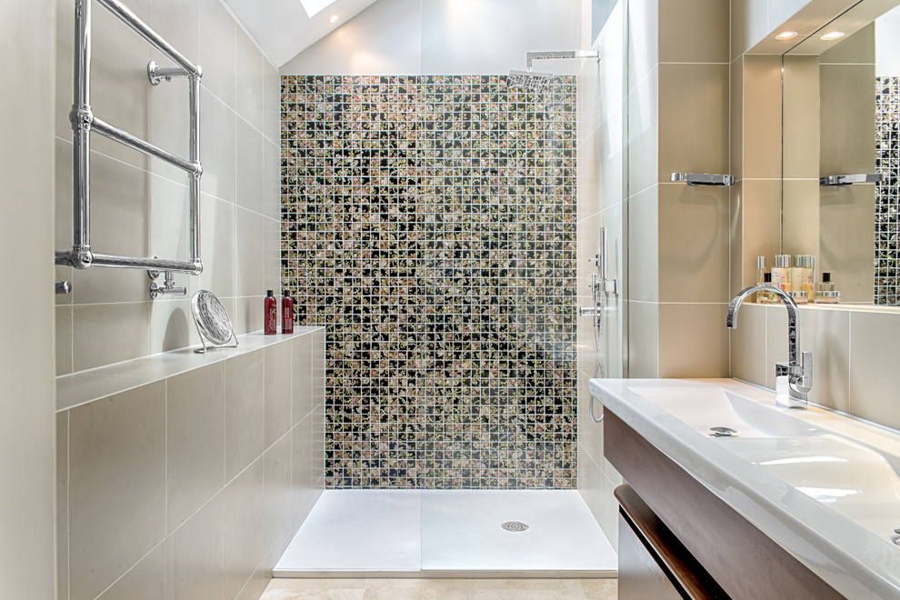 Идея дизайна: ванная комната в современном стиле с монолитной раковиной, плоскими фасадами, темными деревянными фасадами, душем в нише, разноцветной плиткой и бежевыми стенами