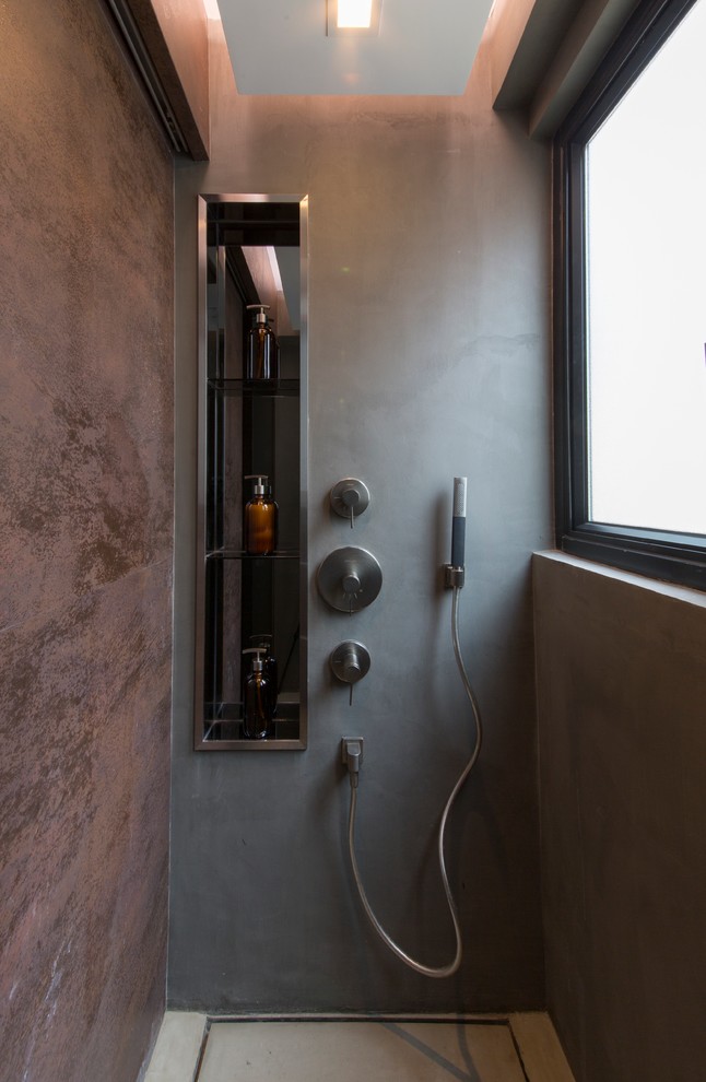 Idéer för ett litet industriellt badrum med dusch, med grå skåp, en öppen dusch, en vägghängd toalettstol, grå väggar, betonggolv, ett nedsänkt handfat och bänkskiva i akrylsten