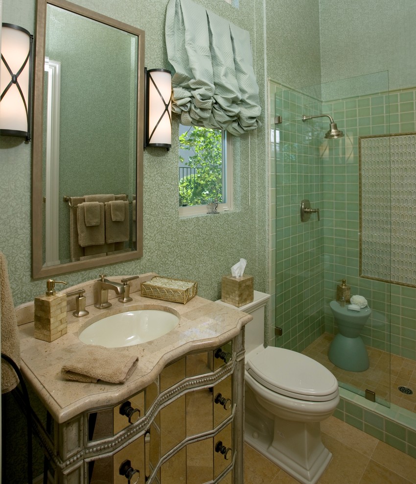 Идея дизайна: ванная комната среднего размера в современном стиле с врезной раковиной, душем в нише, зеленой плиткой, раздельным унитазом, керамической плиткой, зелеными стенами, полом из травертина, душевой кабиной, мраморной столешницей, бежевым полом, душем с распашными дверями и бежевой столешницей