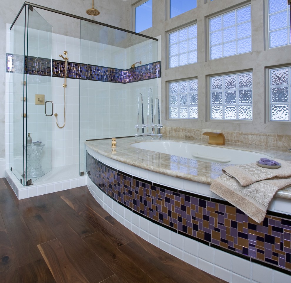 Стильный дизайн: главная ванная комната среднего размера в современном стиле с плиткой мозаикой, плоскими фасадами, полновстраиваемой ванной, угловым душем, разноцветной плиткой, бежевыми стенами, паркетным полом среднего тона, врезной раковиной, фиолетовыми фасадами, унитазом-моноблоком, столешницей из оникса, коричневым полом, душем с распашными дверями и бежевой столешницей - последний тренд