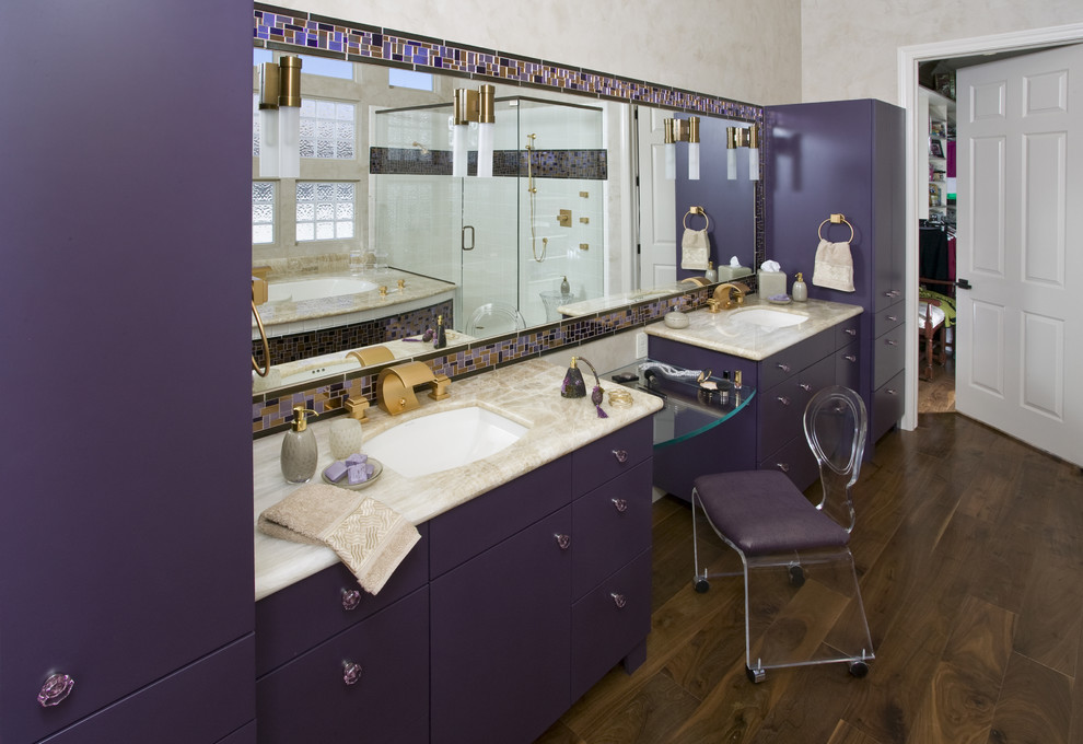 サクラメントにある中くらいなコンテンポラリースタイルのおしゃれなマスターバスルーム (フラットパネル扉のキャビネット、アンダーマウント型浴槽、コーナー設置型シャワー、マルチカラーのタイル、ガラスタイル、ベージュの壁、無垢フローリング、アンダーカウンター洗面器、オニキスの洗面台、紫のキャビネット、一体型トイレ	、茶色い床、開き戸のシャワー、ベージュのカウンター) の写真