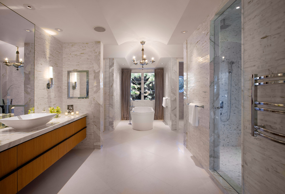Imagen de cuarto de baño contemporáneo con bañera exenta y lavabo sobreencimera