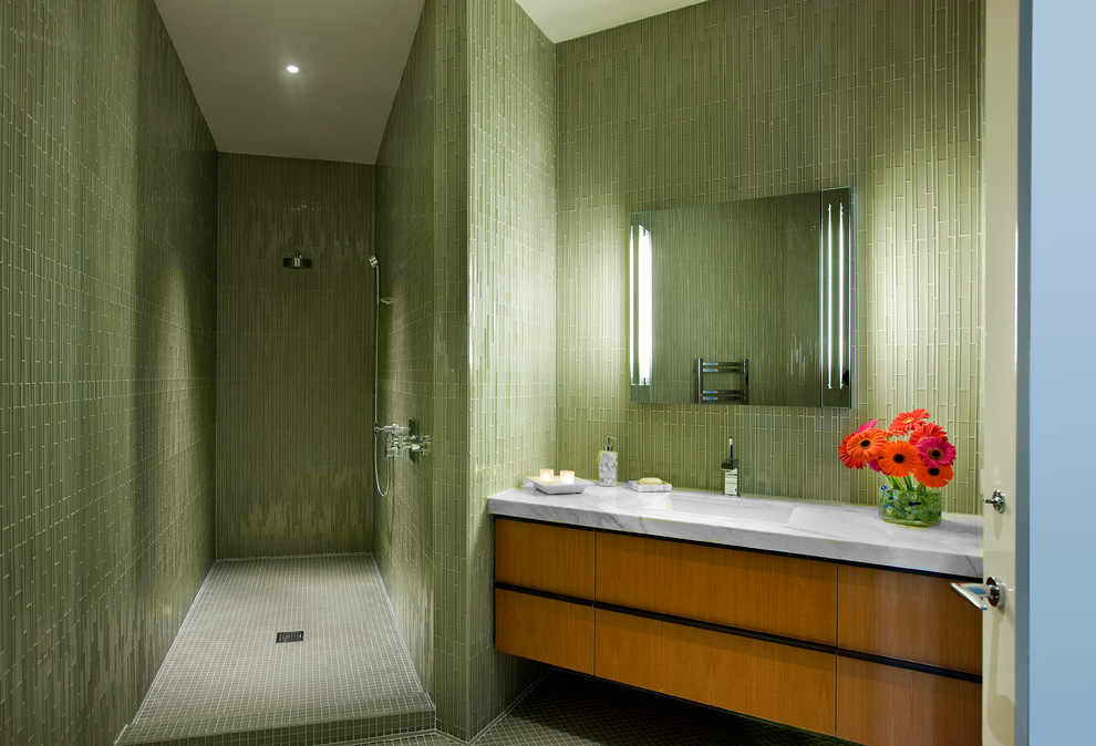 Ejemplo de cuarto de baño vintage con ducha abierta, baldosas y/o azulejos verdes, ducha abierta y encimeras grises