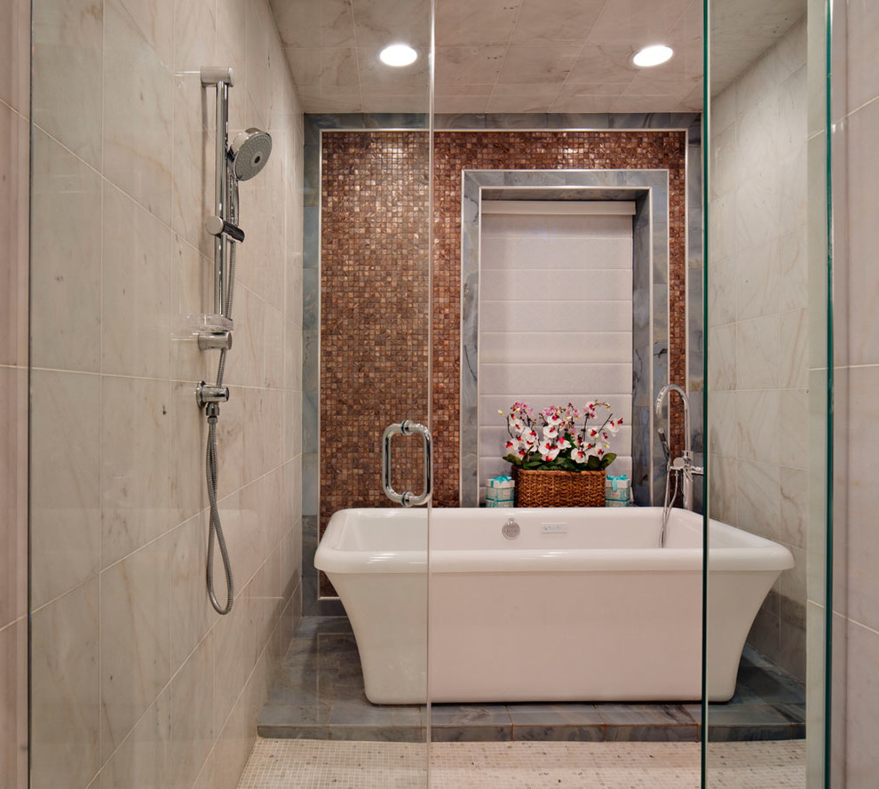 シカゴにあるラグジュアリーな広いトランジショナルスタイルのおしゃれなマスターバスルーム (置き型浴槽、モザイクタイル、ライムストーンの洗面台、白い壁、セラミックタイルの床) の写真