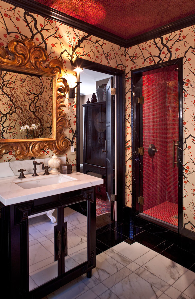Asiatisches Badezimmer mit Marmor-Waschbecken/Waschtisch, Mosaikfliesen, roten Fliesen und bunten Wänden in Los Angeles