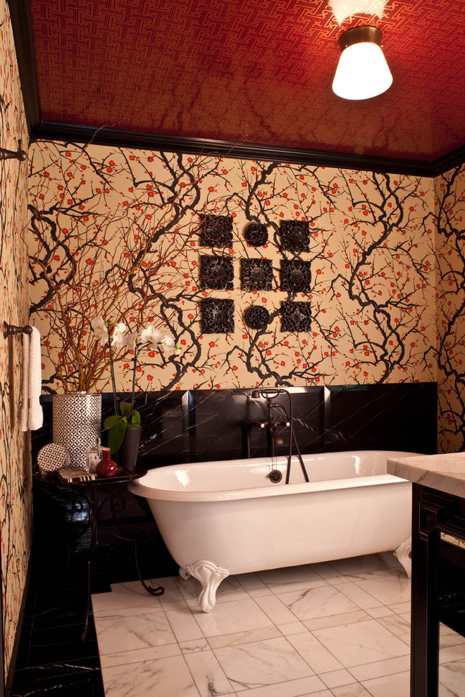 Exempel på ett klassiskt badrum, med ett badkar med tassar, flerfärgade väggar och marmorgolv
