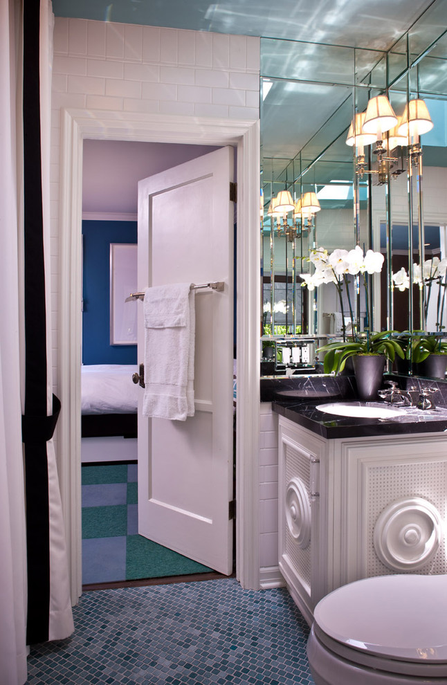 ロサンゼルスにあるエクレクティックスタイルのおしゃれな浴室 (オーバーカウンターシンク、白いキャビネット、大理石の洗面台、シャワー付き浴槽	、白いタイル、サブウェイタイル、白い壁、モザイクタイル) の写真