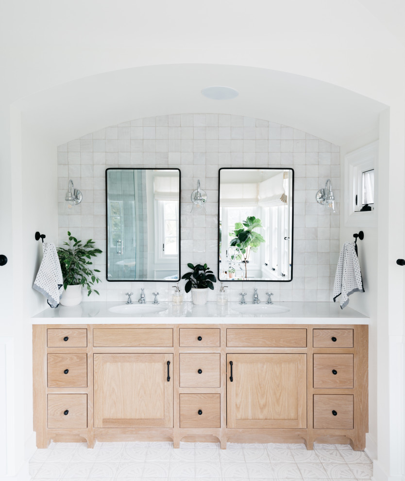 На фото: ванная комната в стиле неоклассика (современная классика) с фасадами в стиле шейкер, бежевыми фасадами, серой плиткой, белыми стенами, врезной раковиной, белым полом и белой столешницей с
