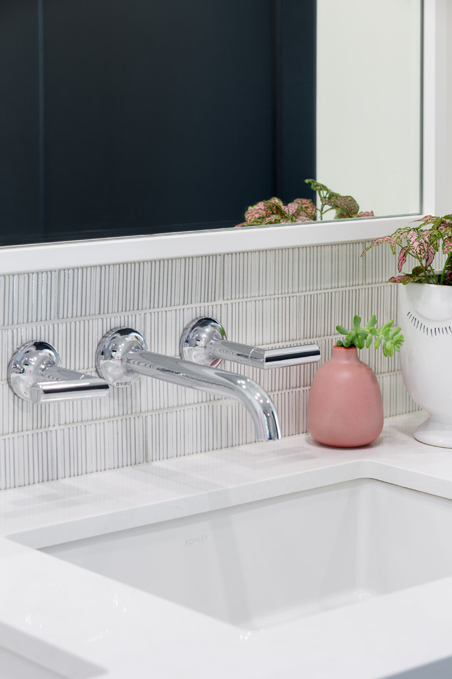 Idee per una stanza da bagno tradizionale con piastrelle bianche, piastrelle in ceramica, pareti bianche, lavabo da incasso e top in marmo