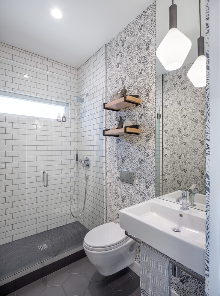 ポートランドにある広いトランジショナルスタイルのおしゃれなバスルーム (浴槽なし) (白いタイル、セラミックタイル、セラミックタイルの床、グレーの壁、壁付け型シンク、開き戸のシャワー) の写真
