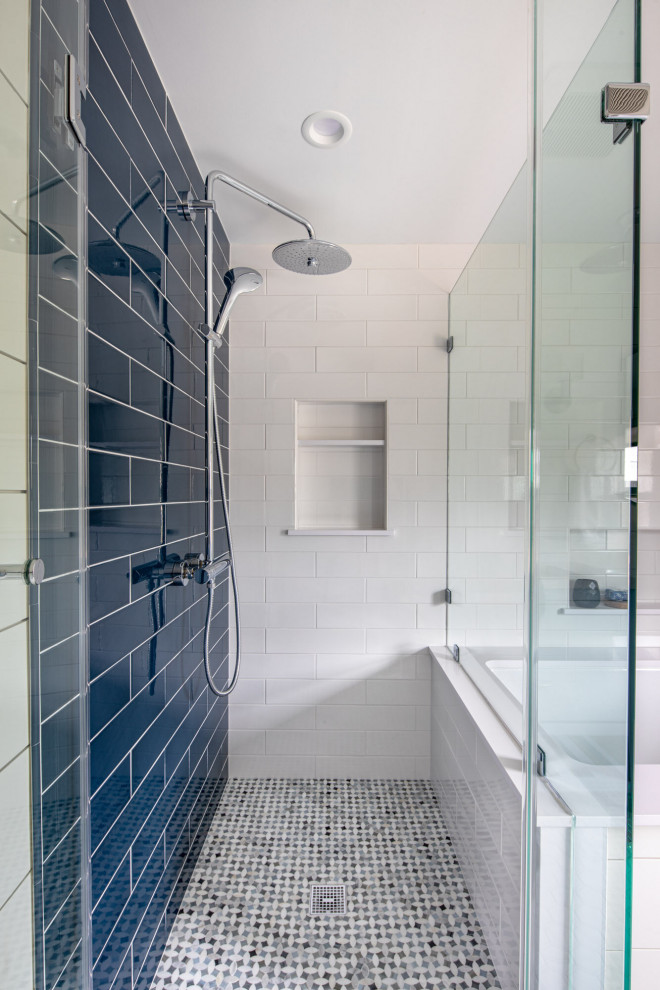 На фото: маленькая главная ванная комната в морском стиле с синими фасадами, полновстраиваемой ванной, душем в нише, унитазом-моноблоком, белой плиткой, керамической плиткой, бежевыми стенами, полом из керамической плитки, врезной раковиной, столешницей из искусственного кварца, разноцветным полом, душем с распашными дверями, белой столешницей, тумбой под две раковины и напольной тумбой для на участке и в саду
