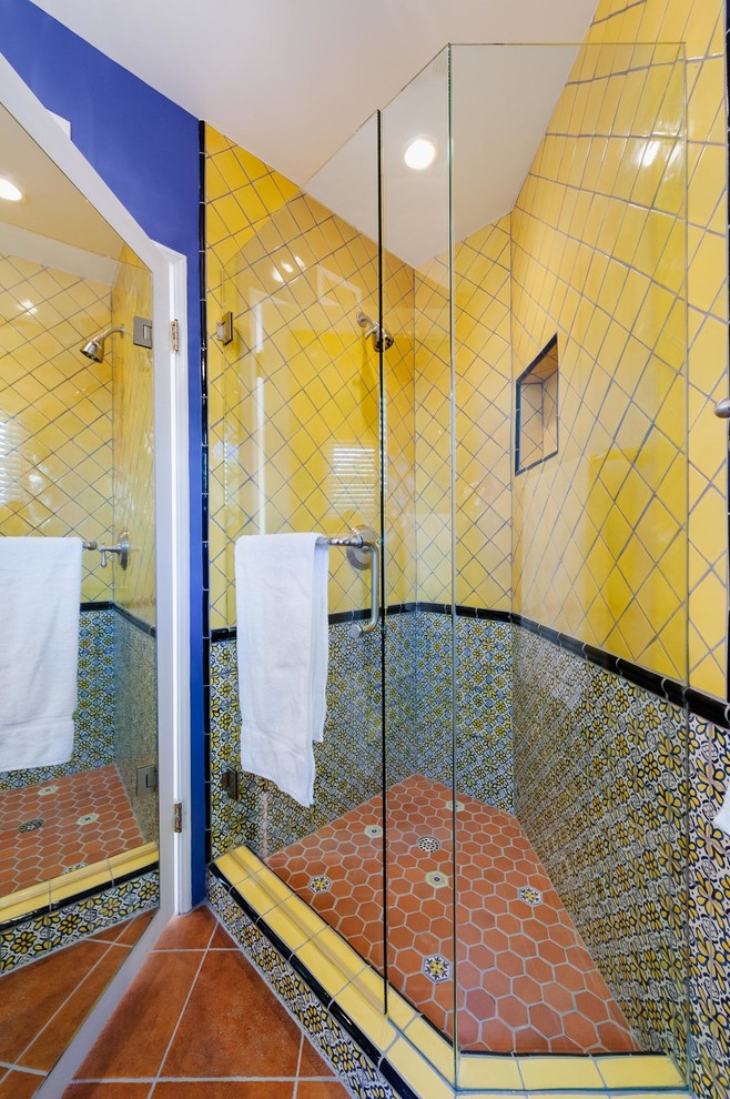 Medelhavsstil inredning av ett litet badrum med dusch, med skåp i shakerstil, gröna skåp, en hörndusch, en toalettstol med separat cisternkåpa, flerfärgad kakel, röda väggar, ett undermonterad handfat, marmorbänkskiva och dusch med gångjärnsdörr
