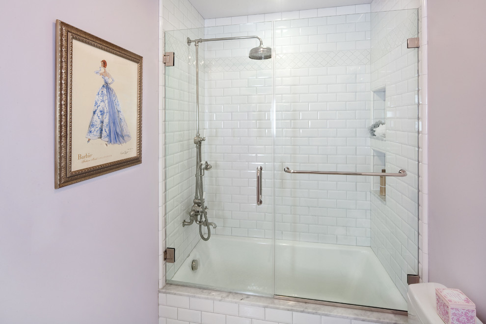 Стильный дизайн: ванная комната среднего размера в классическом стиле с плоскими фасадами, белыми фасадами, ванной в нише, душем над ванной, белой плиткой, плиткой кабанчик, фиолетовыми стенами, мраморным полом, душевой кабиной, накладной раковиной и мраморной столешницей - последний тренд