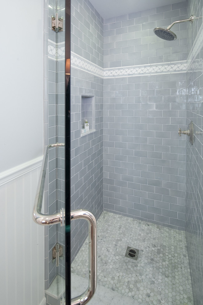 Idéer för ett litet klassiskt badrum med dusch, med en dusch i en alkov, en toalettstol med separat cisternkåpa, tunnelbanekakel, grå väggar, marmorgolv, ett undermonterad handfat, marmorbänkskiva, luckor med infälld panel och vita skåp