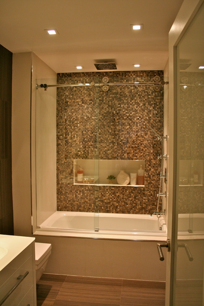 Idéer för ett modernt badrum, med ett integrerad handfat, vita skåp, ett badkar i en alkov, en dusch/badkar-kombination, flerfärgad kakel, mosaik och beige väggar