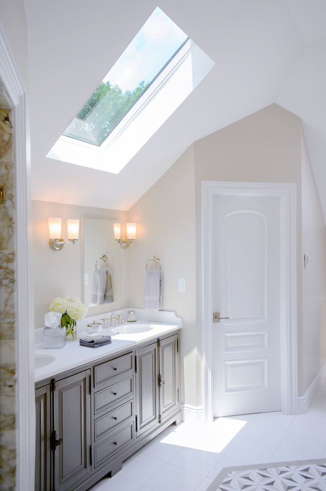 Example of a cottage chic bathroom design in New York