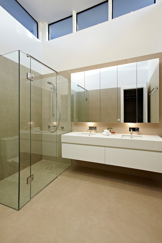 Идея дизайна: главная ванная комната в современном стиле с плоскими фасадами, белыми фасадами, угловым душем, бежевой плиткой, белыми стенами, консольной раковиной и душем с распашными дверями