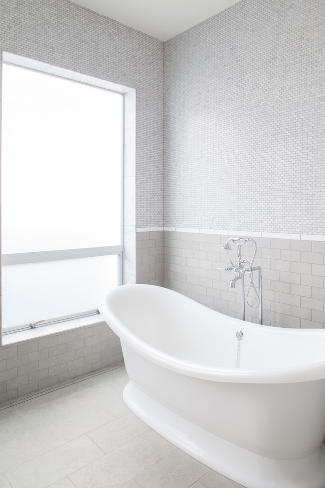 Réalisation d'une salle de bain tradition avec une baignoire indépendante, un carrelage gris et mosaïque.