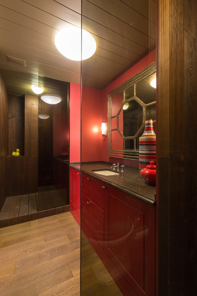 Пример оригинального дизайна: ванная комната в современном стиле с красными фасадами, раздельным унитазом, красными стенами и душевой кабиной
