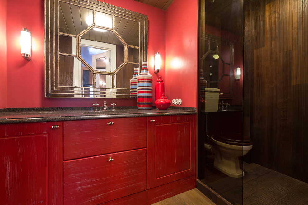 Ispirazione per una stanza da bagno con doccia contemporanea con ante rosse, WC a due pezzi e pareti rosse