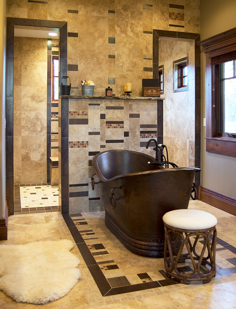 Réalisation d'une salle de bain tradition avec une douche à l'italienne, une baignoire indépendante, une fenêtre et un mur en pierre.
