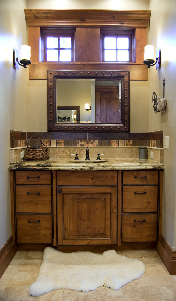 На фото: ванная комната в классическом стиле с столешницей из гранита и зеленой столешницей