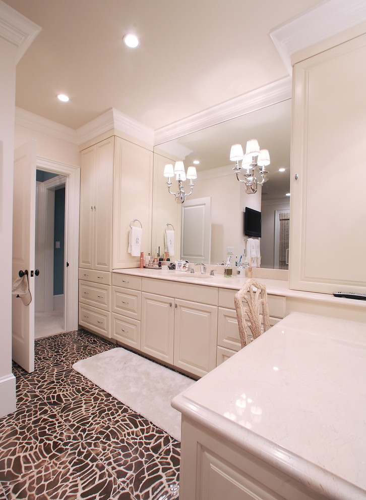 На фото: большая главная ванная комната в классическом стиле с фасадами с утопленной филенкой, белыми фасадами, белой плиткой и столешницей из искусственного кварца с