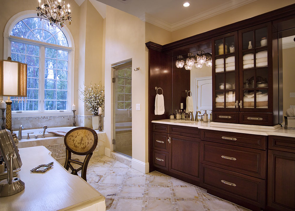 На фото: главная ванная комната среднего размера в классическом стиле с фасадами в стиле шейкер, темными деревянными фасадами, японской ванной, душем в нише, разноцветной плиткой, плиткой мозаикой, желтыми стенами, мраморным полом, монолитной раковиной и мраморной столешницей с