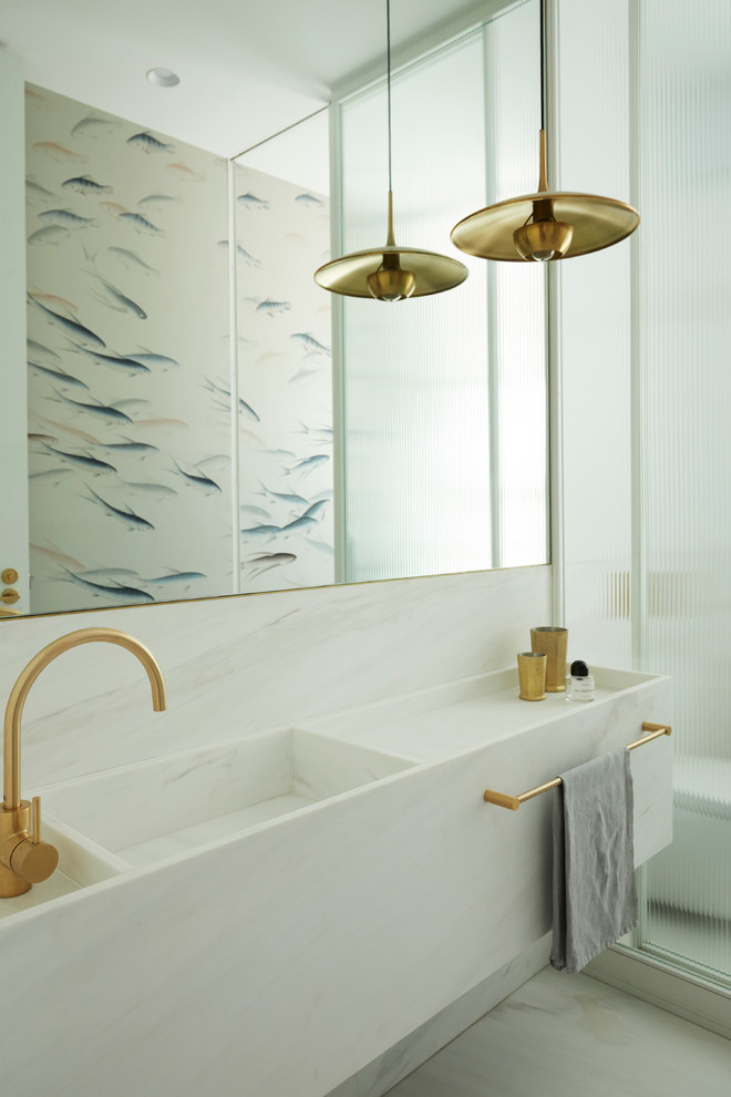 Свежая идея для дизайна: ванная комната в стиле модернизм с белой плиткой, белыми стенами, монолитной раковиной, белым полом и белой столешницей - отличное фото интерьера