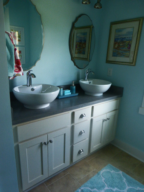 Mittelgroßes Shabby-Style Duschbad mit Aufsatzwaschbecken, Schrankfronten im Shaker-Stil, weißen Schränken, Laminat-Waschtisch, blauer Wandfarbe und beigen Fliesen in Richmond