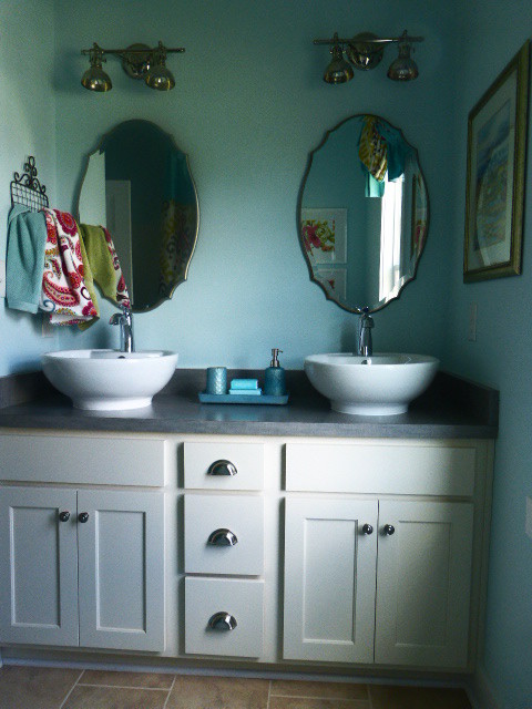 Idee per una stanza da bagno con doccia shabby-chic style di medie dimensioni con lavabo a bacinella, ante in stile shaker, ante bianche, top in laminato e pareti blu