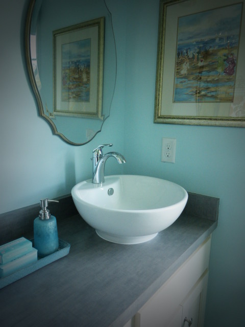 Mittelgroßes Shabby-Chic Duschbad mit Aufsatzwaschbecken, Schrankfronten im Shaker-Stil, weißen Schränken, Laminat-Waschtisch und blauer Wandfarbe in Richmond