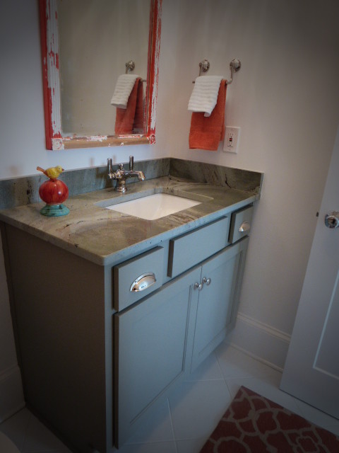 Inredning av ett eklektiskt litet badrum med dusch, med ett undermonterad handfat, skåp i shakerstil, grå skåp och granitbänkskiva