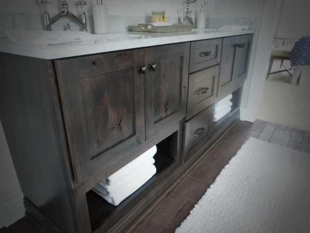 Inredning av ett rustikt mellanstort en-suite badrum, med ett undermonterad handfat, skåp i shakerstil, skåp i mörkt trä och marmorbänkskiva