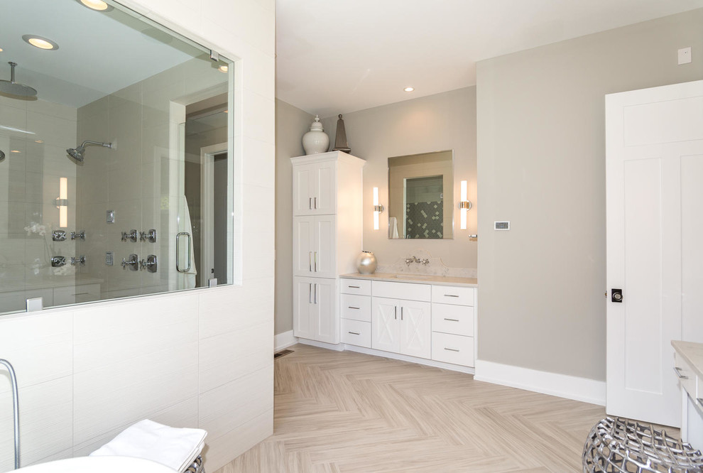 Inredning av ett klassiskt mellanstort en-suite badrum, med skåp i shakerstil, vita skåp, en dubbeldusch, vit kakel, porslinskakel, grå väggar, klinkergolv i porslin, ett undermonterad handfat, granitbänkskiva, beiget golv och dusch med gångjärnsdörr