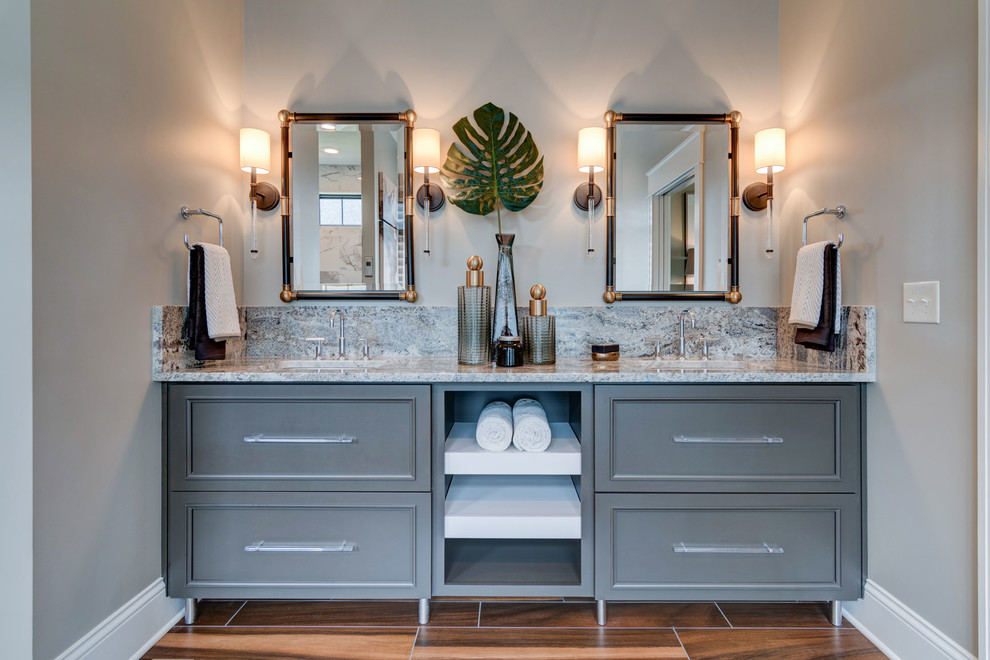 Exempel på ett modernt bastu, med luckor med infälld panel, grå skåp, klinkergolv i porslin, ett undermonterad handfat, granitbänkskiva, ett fristående badkar, våtrum, beige väggar och med dusch som är öppen