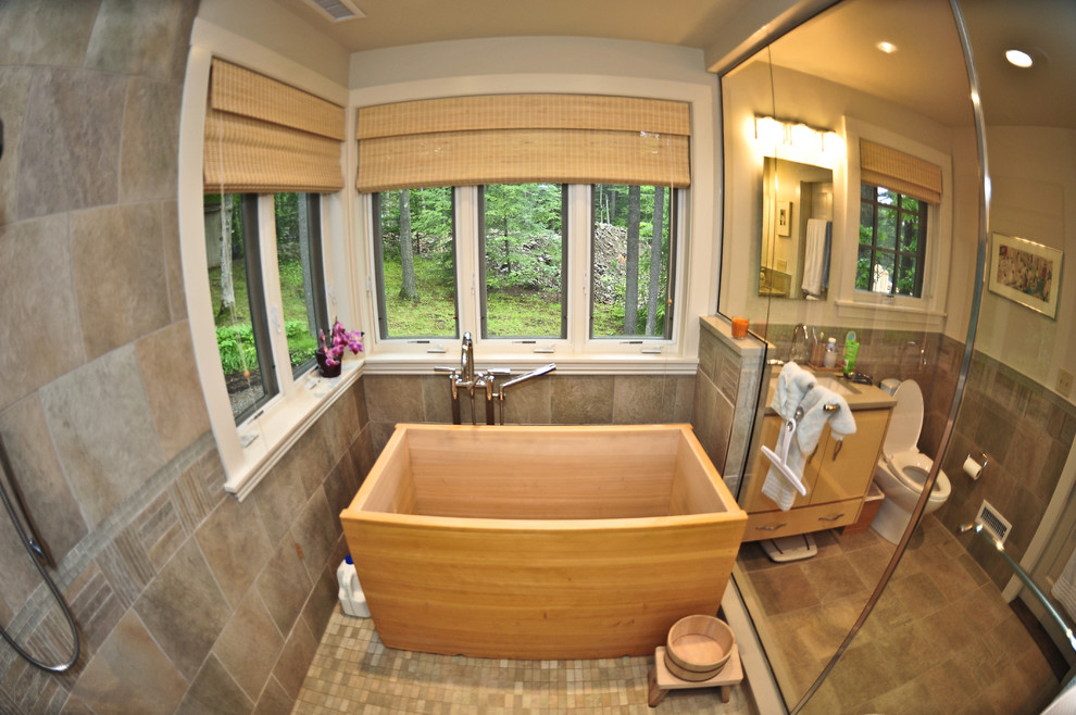 Свежая идея для дизайна: огромная главная ванная комната в современном стиле с японской ванной, двойным душем, разноцветной плиткой, врезной раковиной, светлыми деревянными фасадами, столешницей из дерева, унитазом-моноблоком и каменной плиткой - отличное фото интерьера
