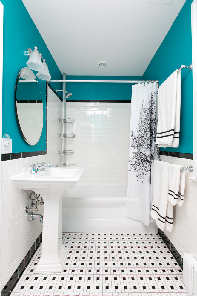 Modern inredning av ett mellanstort vit vitt badrum med dusch, med ett badkar i en alkov, en dusch/badkar-kombination, svart och vit kakel, tunnelbanekakel, blå väggar, mosaikgolv, ett piedestal handfat, bänkskiva i akrylsten, flerfärgat golv och dusch med duschdraperi