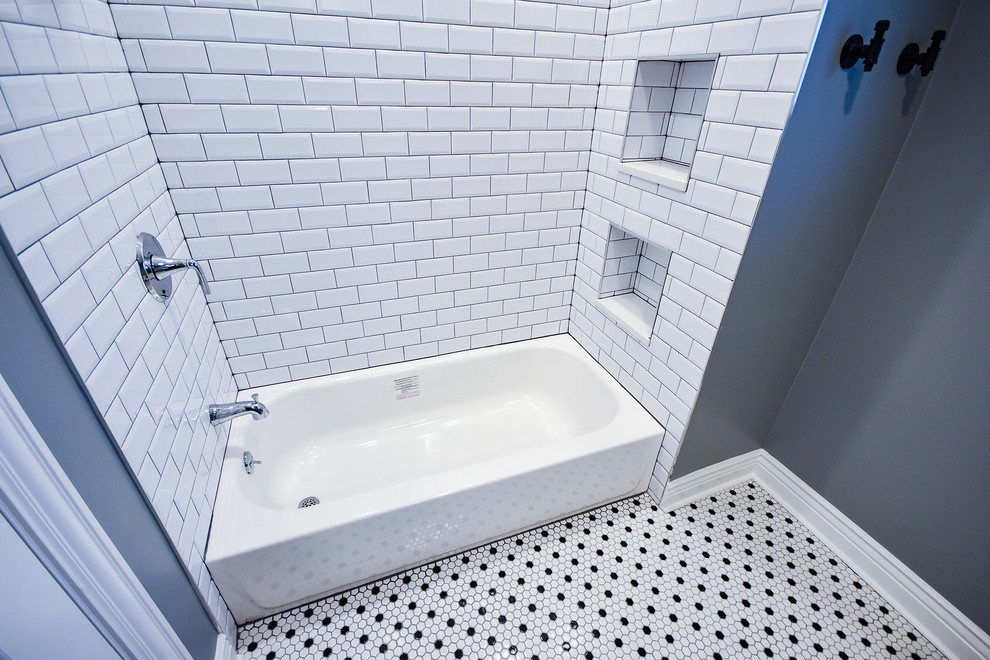 На фото: ванная комната среднего размера в современном стиле с фасадами в стиле шейкер, серыми фасадами, полновстраиваемой ванной, душем над ванной, унитазом-моноблоком, белой плиткой, керамической плиткой, серыми стенами, полом из керамической плитки, врезной раковиной, столешницей из искусственного кварца и разноцветным полом с
