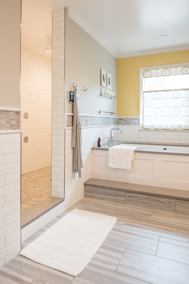 Источник вдохновения для домашнего уюта: главная ванная комната среднего размера в классическом стиле с фасадами в стиле шейкер, белыми фасадами, гидромассажной ванной, двойным душем, раздельным унитазом, белой плиткой, плиткой кабанчик, серыми стенами, полом из керамической плитки, раковиной с несколькими смесителями, столешницей из искусственного кварца, серым полом и душем с распашными дверями